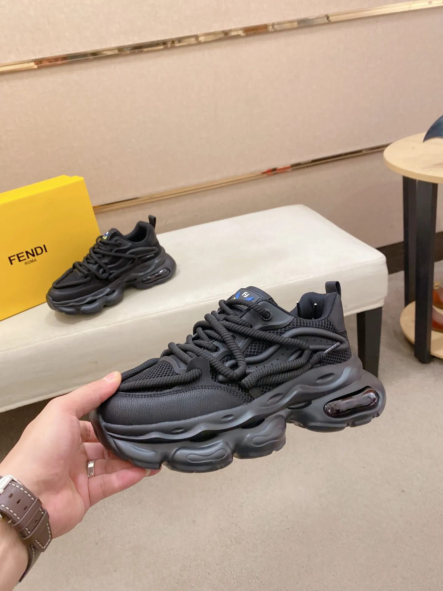 Men's shoes 💰 480💰 (fendi) New style 👊🏻 upper 🇮🇹 imported cowhide fabric 🇩🇪 lining imported sheepskin lining. The original outsole is molded to highlight the identity of every man, and the upper foot is elegant and stable🚶🏻🚶🏻The high-end custom counters reproduce the original version📯No matter the wind or rain, the shoe last remains unchanged and can withstand the verification of time🔍️,🔵 Size: 38-44